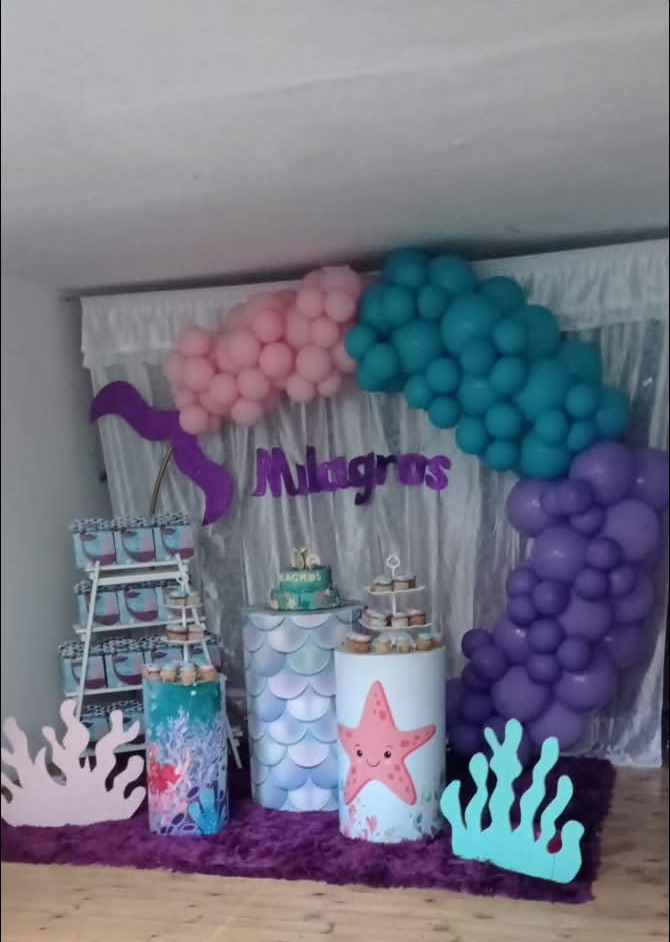 Backdrop de sirenita con globos turquesa, rosa y morado