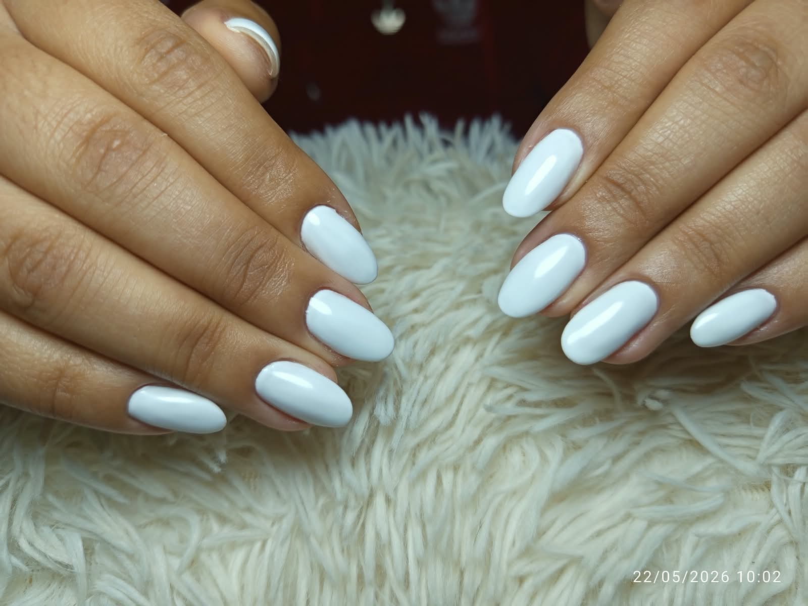 Esmaltado blanco glossy sobre uñas almendra