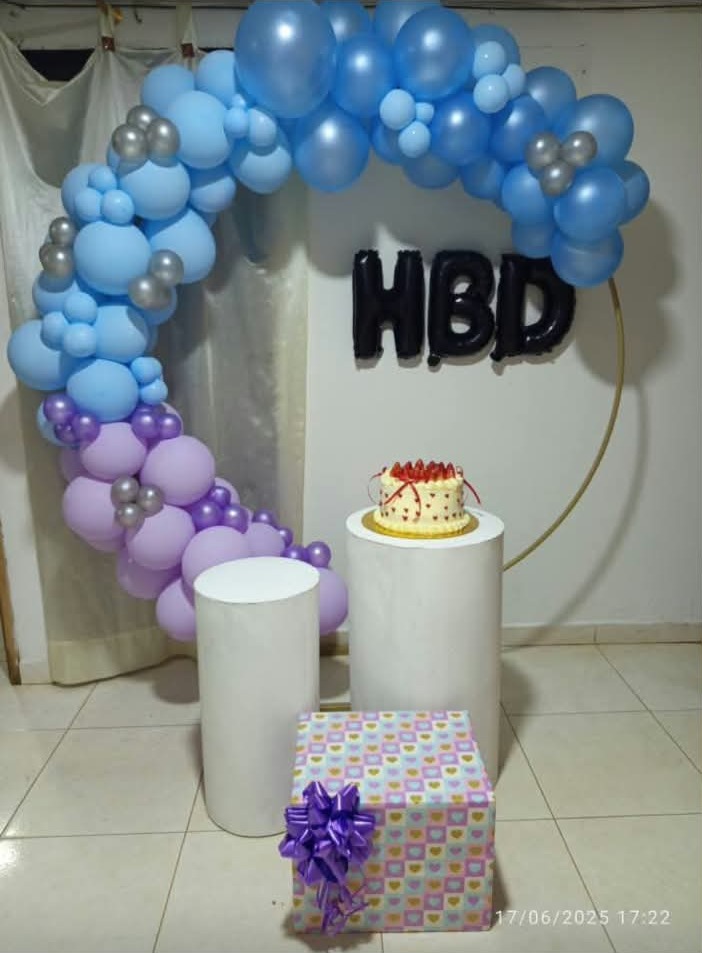 Aro de globos azul y lila con mesa de torta
