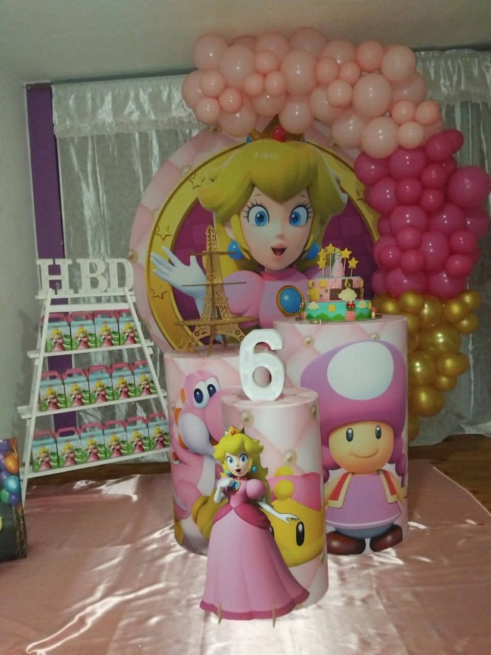 Decoración de cumpleaños Princesa Peach con globos rosados y dorados