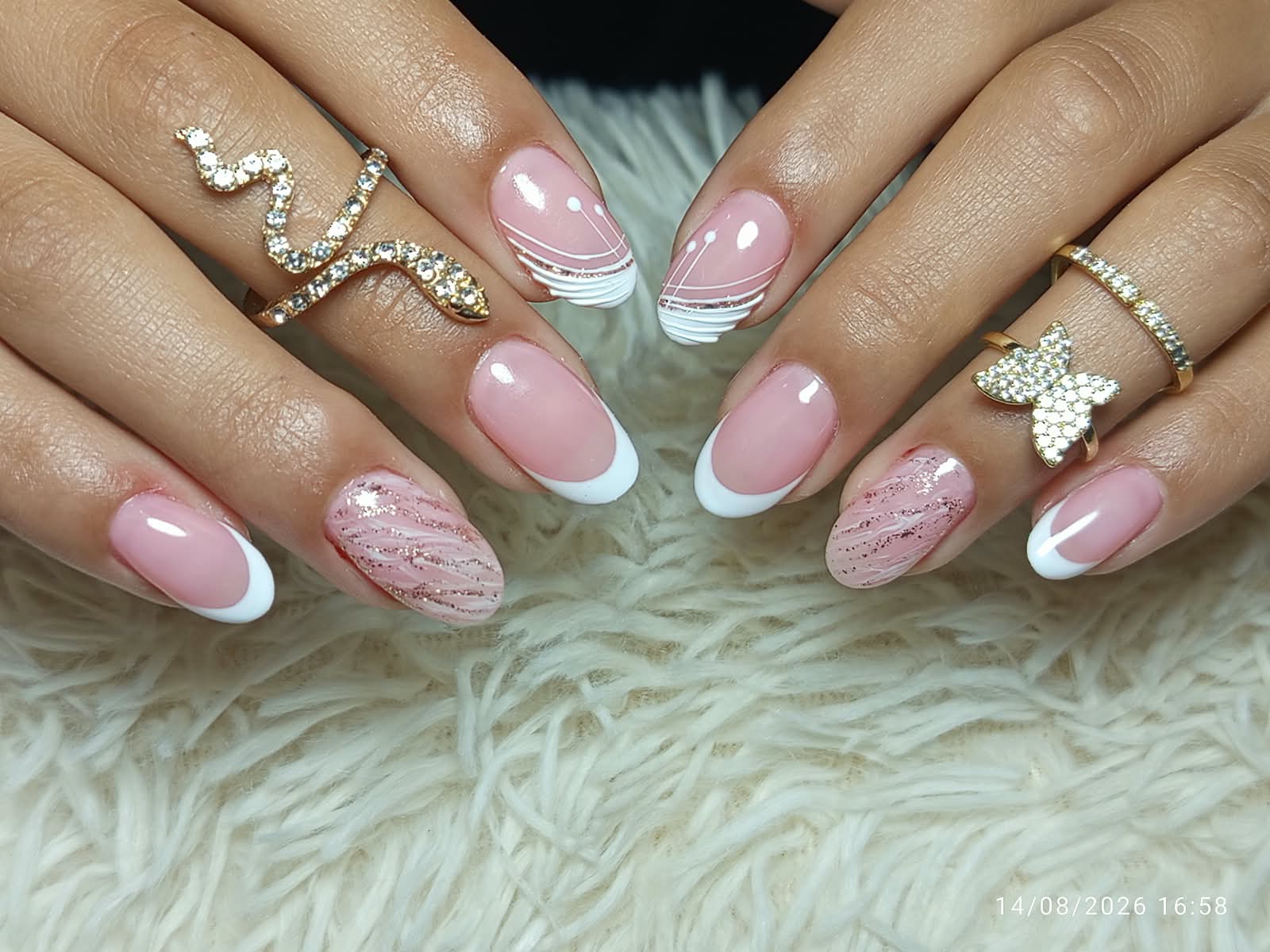 Francesa blanca con glitter rosado y líneas finas