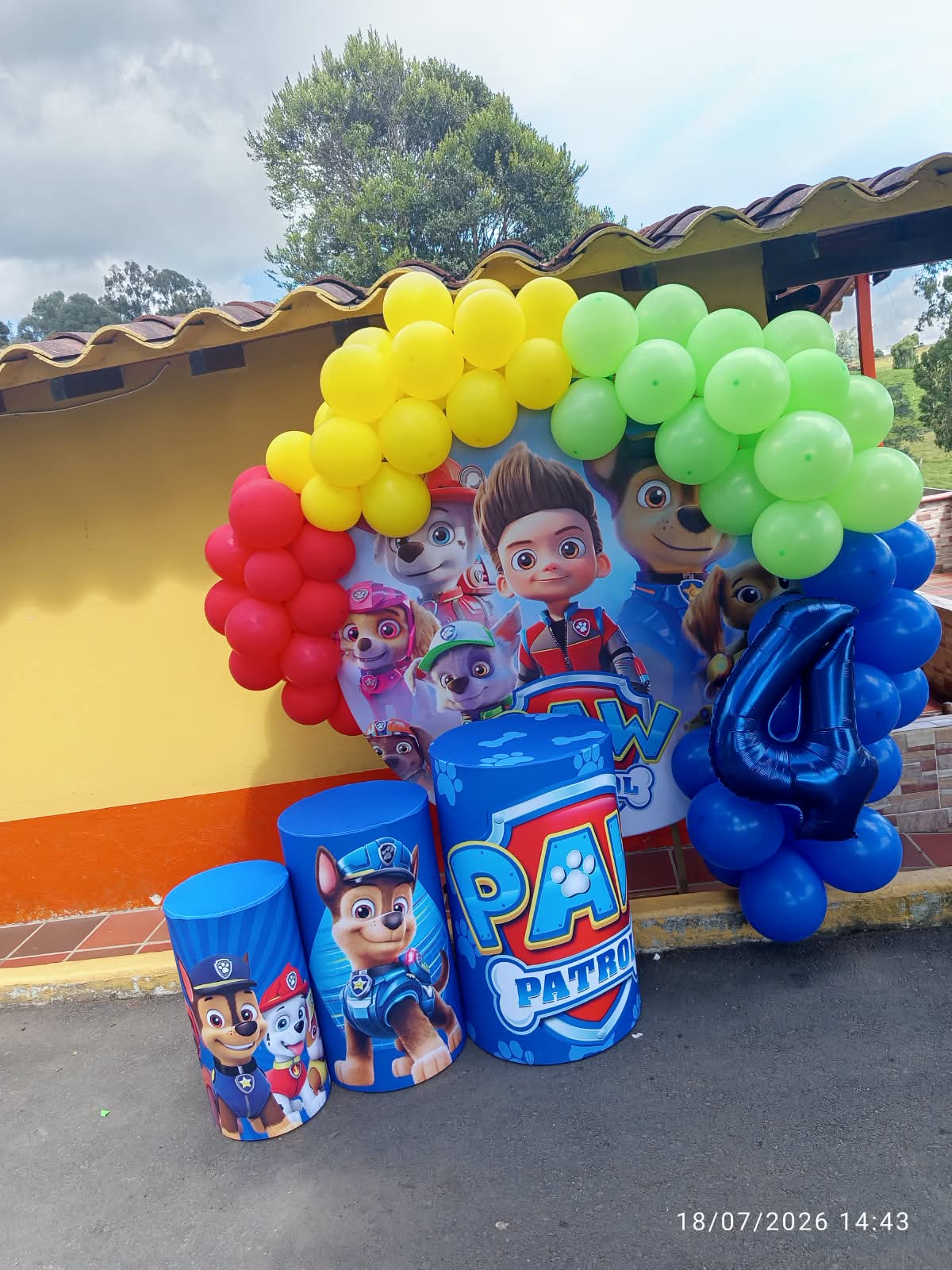 Arco de globos de colores tema Paw Patrol al aire libre