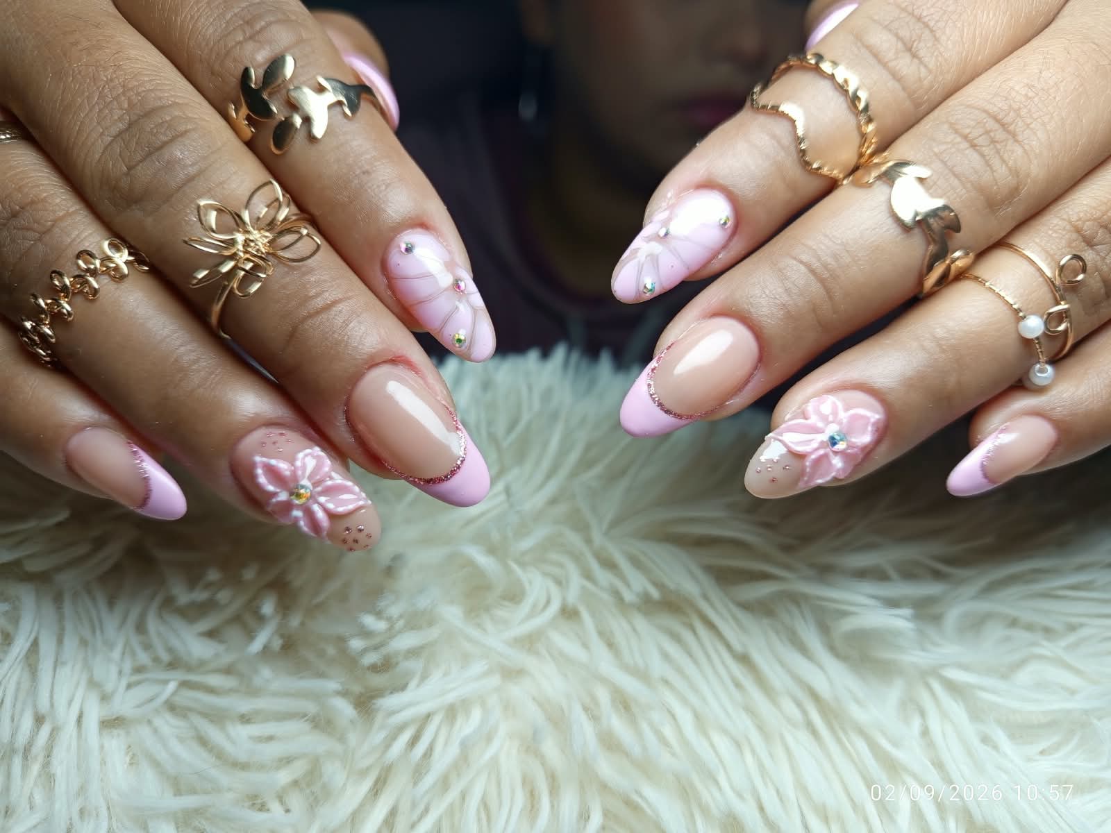 Uñas almendra rosa con flores 3D y glitter