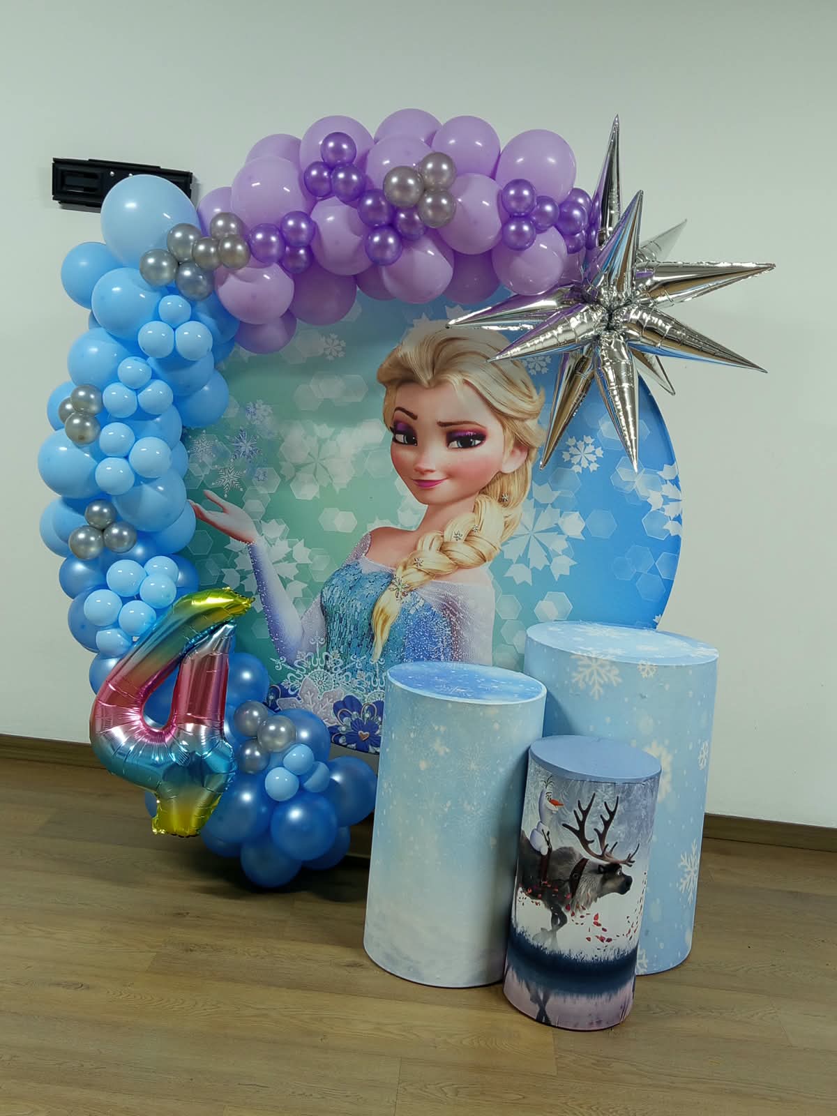 Backdrop temático de Frozen con globos lila y azul