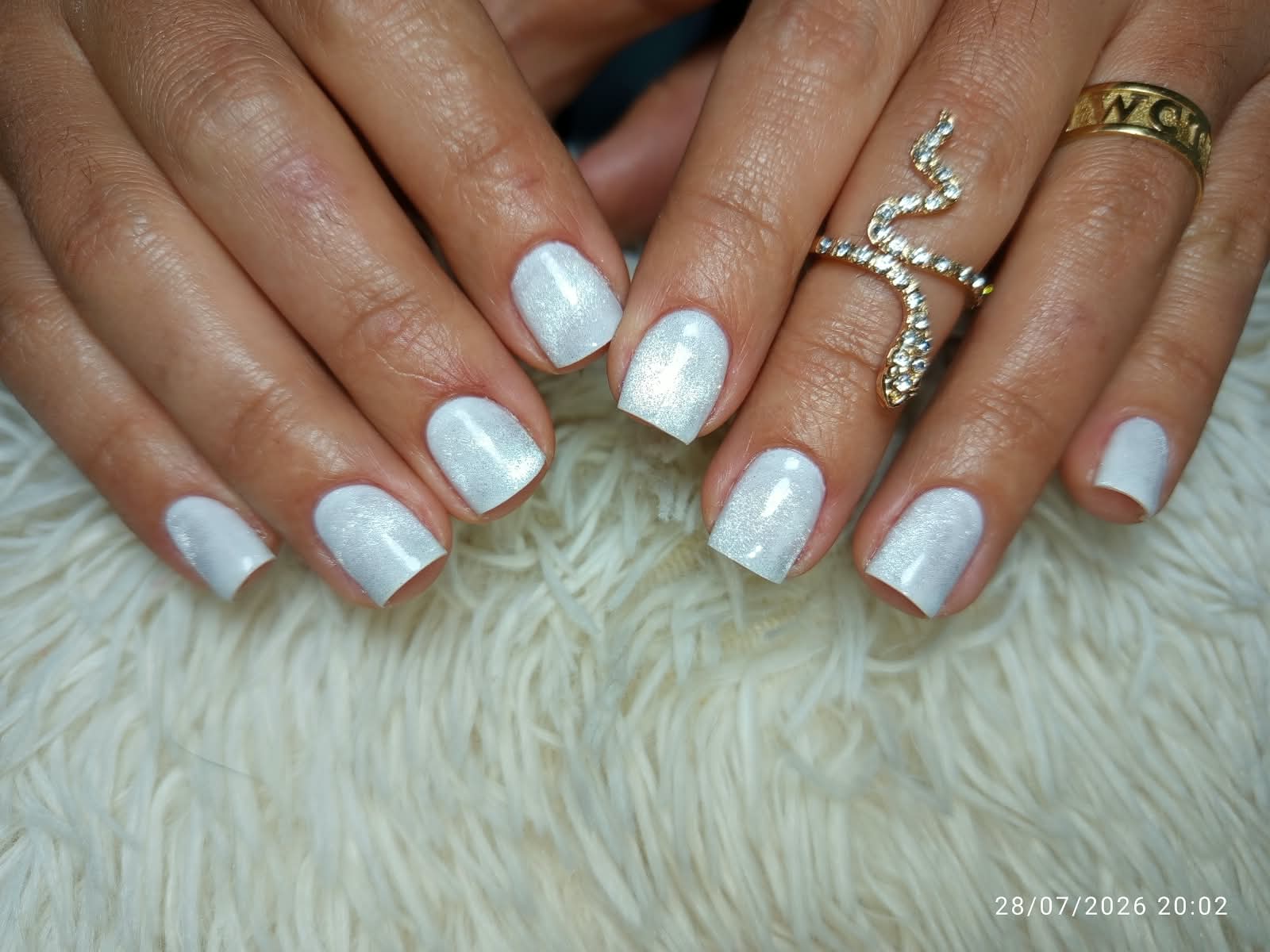 Esmaltado blanco perlado sobre uñas cuadradas