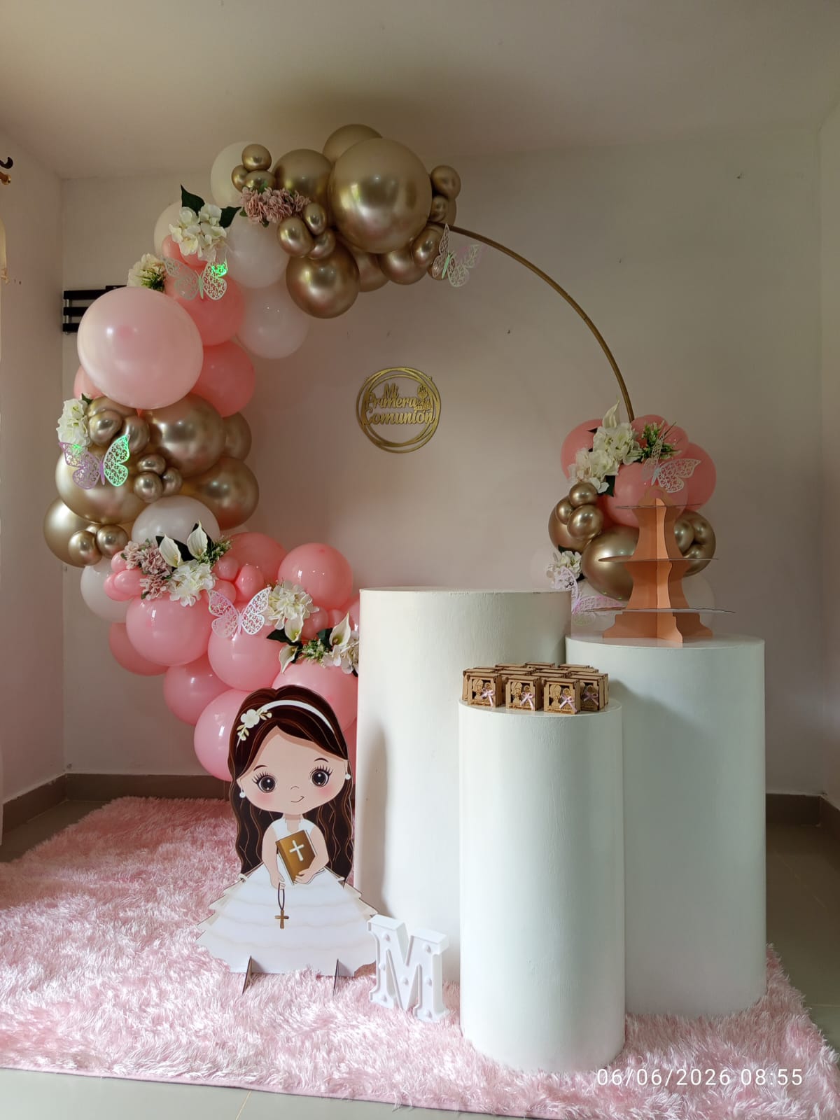 Arco de globos rosa y dorado para primera comunión