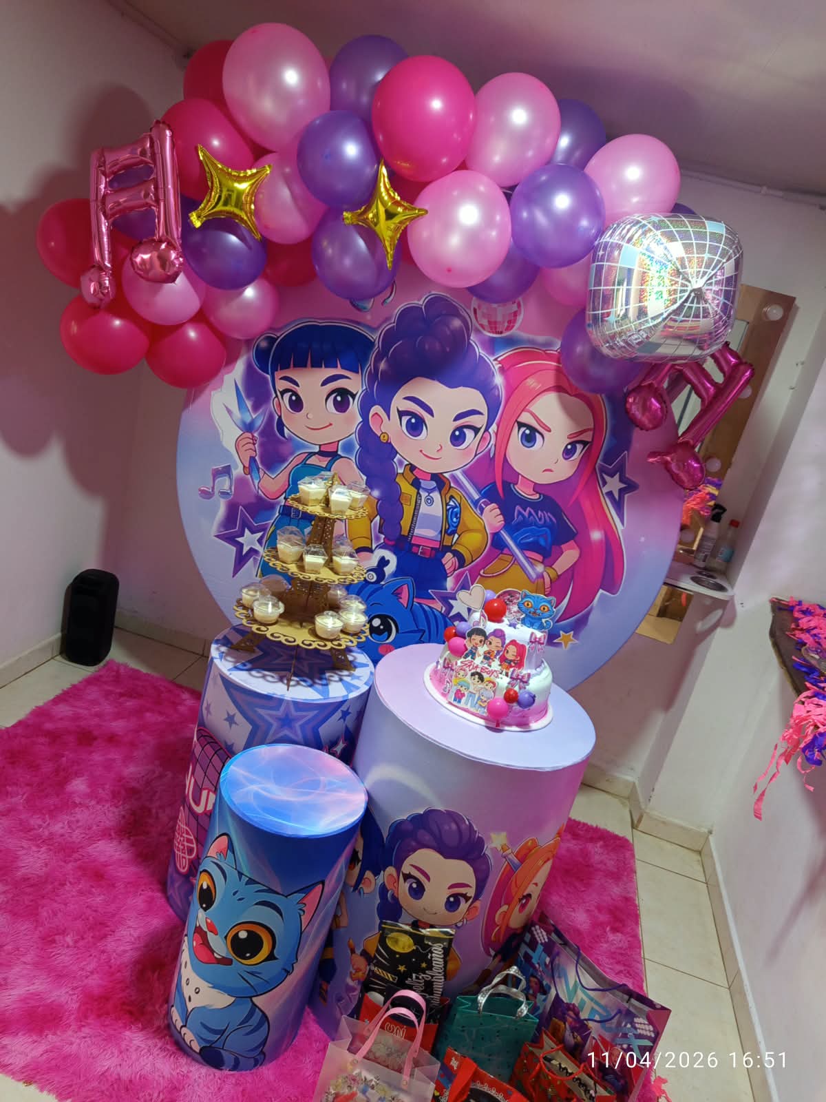 Montaje de cumpleaños con globos fucsia y morado tema popstars