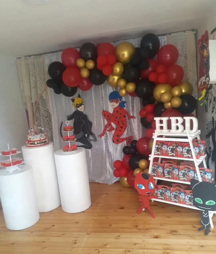 Decoración roja, negra y dorada tema Ladybug