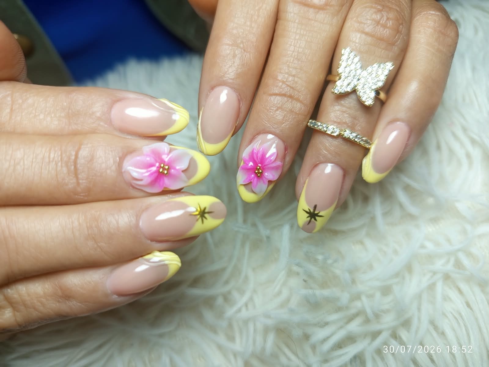 Uñas amarillas con flor rosada 3D