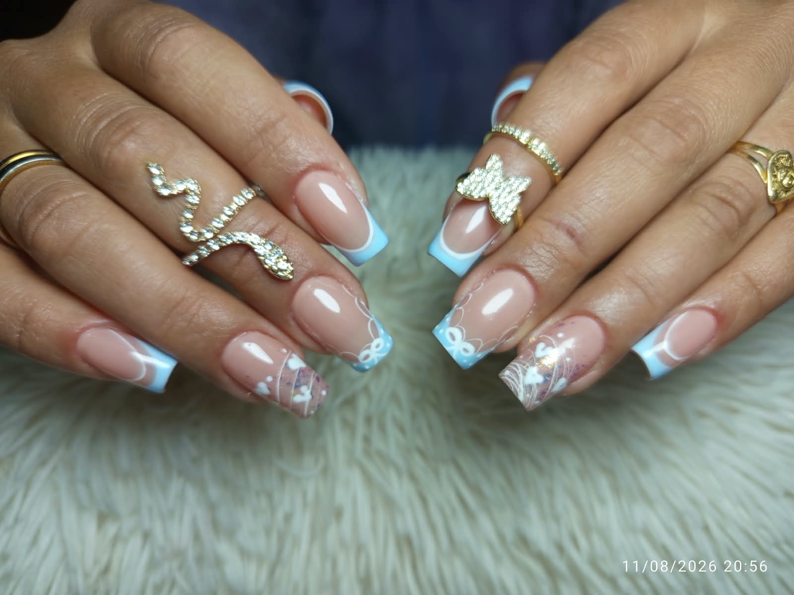 Francesa azul cielo con encaje blanco y brillos