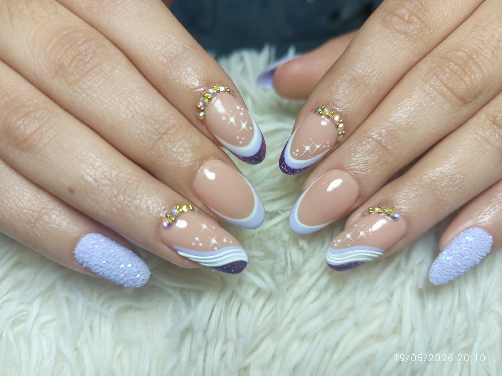 Uñas francés lila con glitter, líneas blancas y cristales