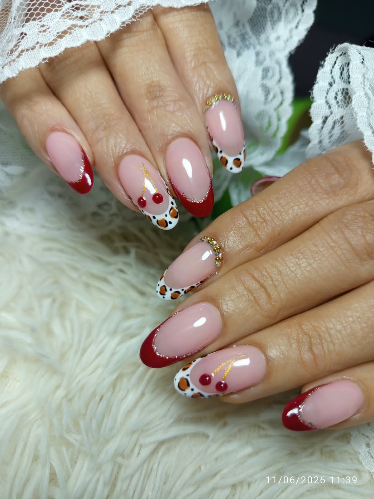 Uñas rojas con francesa animal print y cerezas 3D