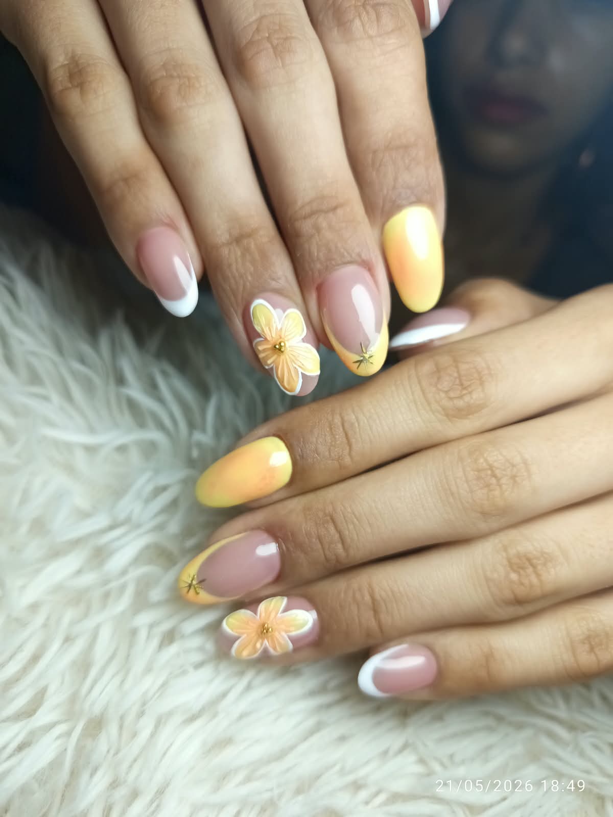 Uñas almendra con degradado amarillo y flores 3D