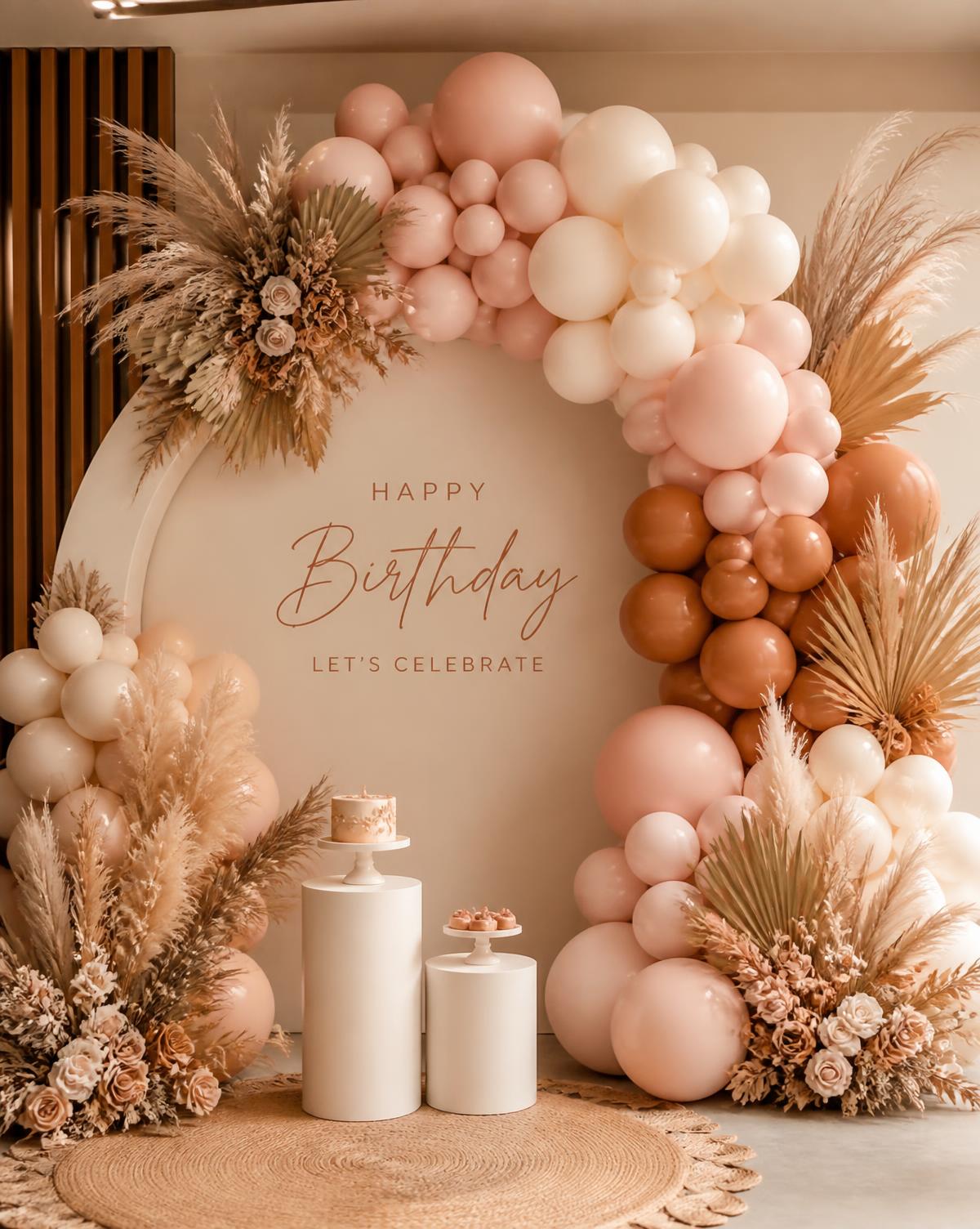 Arco orgánico de globos blush y terracota para eventos en Medellín